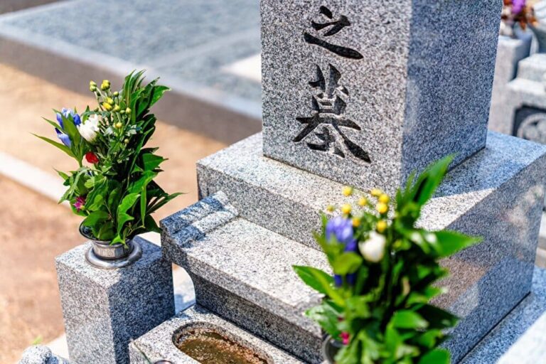 Scenery of visiting a Japanese grave.　出典：123rf